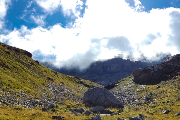 Foto von Engstligenalp-Dossen-Seeli Wanderung, Geröll und Wolken, Felswand im Hintergrund